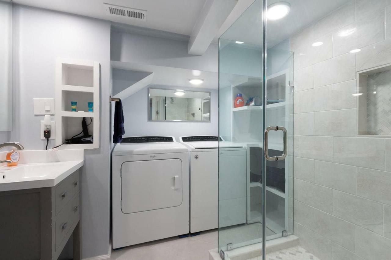 Luxury 2 Bedroom Apartment W/ Free Parking ワシントン エクステリア 写真